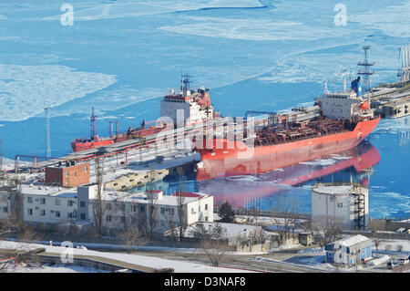 La borne d'un navire avec une cargaison de pétrole dans l'hiver dans la glace, le port de Nakhodka, Russie Banque D'Images