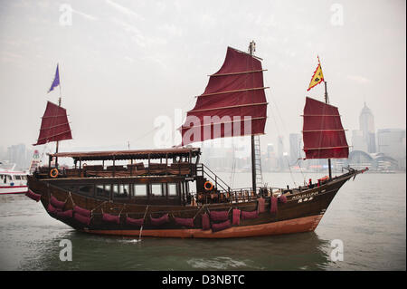 Une croisière dans le port sur l'Aqua Luna est très populaire avec les touristes. Au coucher du soleil l'horizon de Hong Kong est aussi spectaculaire que jamais. Banque D'Images