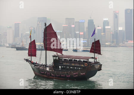 Une croisière dans le port sur l'Aqua Luna est très populaire avec les touristes. Au coucher du soleil l'horizon de Hong Kong est aussi spectaculaire que jamais. Banque D'Images