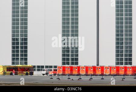 De nombreux cars ambulance devant le hangar au cours de la première exécution de l'essai d'évacuation pour le nouvel Airbus A380 sur les locaux de production d'Airbus en Allemagne Hamburg-Finkenwerder,, dimanche 26 mars 2006. 873 passagers et membres d'équipage ont à l'avion par debiard diapositives d'urgence dans un délai de 90 secondes. L'exercice fait partie de l'approbation de l'aviation obligatoire proced Banque D'Images