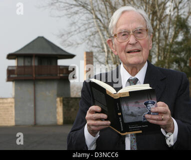 91 ans, ancien prisonnier dans le camp de concentration Sachsenhausen, Jimmy James, présente son livre "Nuit oonless : La Seconde Guerre mondiale, échapper à l'Epic' dans le lieu commémoratif de Sachsenhausen, en Allemagne, lundi, 27 mars 2006. Le livre sont ses mémoires sur son temps d'être pilote de la Royal Air Force et son emprisonnement par le Troisième Reich jusqu'à la fin de la guerre. James a été notoire Banque D'Images