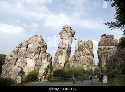 (Dossiers) Les visiteurs en photo en face de l'Extern Stones dans la forêt de Teutoburg près de Horn-Bad Meineberg, Allemagne, le 8 octobre 2005. L'Extern Stones font partie d'un groupe de rochers de grès divisé en tours rock unique. Ils sont probablement un lieu de culte germanique. Mais les fouilles n'a pas apporté une preuve claire d'un cultical utiliser à l'époque préhistorique, mais indiquer seulement au Moyen-Âge. Aroun Banque D'Images