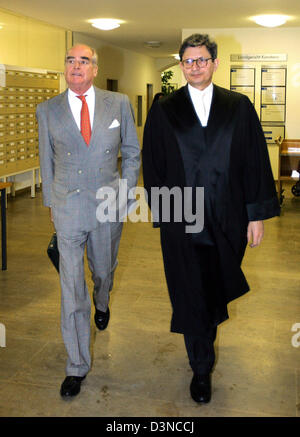 Prince Heinrich Fuerstenberg (L) arrive avec son avocat Ferdinand Gillmeister (R) à son procès à la cour régionale Konstanz, Allemagne, mardi, 28 mars 2006. Les 55 ans fait face à des accusations de possession de cocaïne. Le Bureau du Attourney publique accuse les 55 ans d'achat de 30 grammes pour 3 000 euros de la drogue il y a trois ans. Il a consommé de la drogue ou distribués au pair Banque D'Images