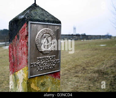 Un noir-rouge-or border pierre avec l'embleme de la RDA marque l'ancienne frontière entre l'Allemand-intérieure Rasdorf et Geisa, Allemagne, le 5 janvier 2006. Le musée de la frontière 'Rhoen Point Alpha' a été errected dans cet endroit historique. La frontière reste préservé des installations de l'ex-RDA servir comme un mémorial de l'histoire germano-allemande. Pendant des décennies l'OTAN et le Pacte de Varsovie s'affrontaient sa Banque D'Images