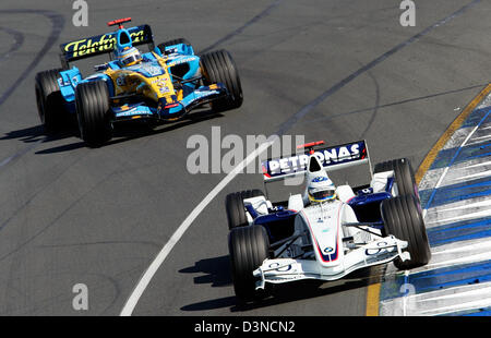 Pilote de Formule 1 Allemand Nick Heidfeld (avant) pour BMW Sauber F1 Team et l'Espagnol Fernando Alonso (arrière) pour le Renault F1 Team en action pendant la séance de qualification à l'Albert Park Circuit street à Melbourne, Australie, le samedi 01 avril 2006. Heidfeld a terminé la 8ème et 3ème meilleur temps chronométré Alonso. L'Australian Grand Prix de Formule 1 a lieu ici le dimanche 02 avr. Banque D'Images