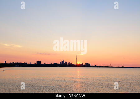 Lever du soleil sur le lac silhouette de Toronto avec ton rouge. Banque D'Images