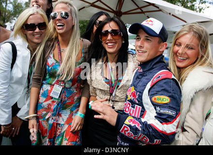 Pilote de Formule 1 autrichien Christian Klien (2e R) pour Red Bull Racing team des blagues avec des modèles dans le paddock du circuit d'Albert Park Street à Melbourne, Australie, le samedi 01 avril 2006. L'Australian Grand Prix de Formule 1 a lieu ici le dimanche 02 avril. Photo : Rainer Jensen Banque D'Images