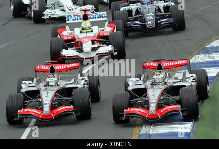 Pilote de formule 1 finlandais Kimi Raikkonen (L) et colombien, Juan Pablo Montoya (R) à la fois pour l'équipe McLaren Mercedes et l'allemand Ralf Schumacher pour TOYOTA F1 Racing Team en action lors de l'Australian Grand Prix de Formule 1 à l'Albert Park Circuit street à Melbourne, Australie, le dimanche 02 avril 2006. Photo : Rainer Jensen Banque D'Images