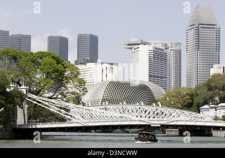 La photo montre l'Esplanade - Theatres on the Bay complexe avec le nouveau Singapour Suntec City district en arrière-plan , Singapour, 05 mars 2006. L'Esplanade - Theatres on the Bay est un bâtiment au bord de l'eau aux côtés de Marina Bay, près de l'embouchure de la rivière Singapour, conçu pour être le centre d'arts pour la nation d'île de Singapour. Il contient un siège 1600 con Banque D'Images