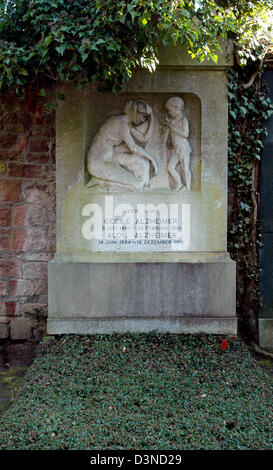 La photo montre la tombe de neurologue et psychiatre allemand Alois Alzheimer et son épouse Cécile au cimetière central à Francfort, Allemagne, 20 mars 2006. Alzheimer, né le 14 juin 1864 à Marktbreit, Allemagne et mort le 19 décembre 1915 à Wroclaw, Pologne, décrit comme le premier la démence plus tard son nom. Photo : Helmut Heuse Banque D'Images