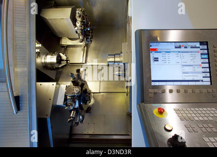 La photo montre l'ordinateur pris en charge, le travail flexible prix concept d'une chambre lits jumeaux tour multibroche CNC-centre dans une tour universel dans la salle de l'assemblée à Bielefeld, Allemagne, 27 janvier 2006. Le groupe Gildemeister AG est un célèbre producteur de machines-outils de fraisage et de la technologie. Photo : Bernd Thissen Banque D'Images