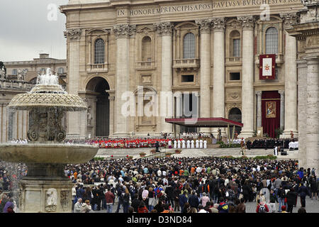 Des foules de visiteurs regardez sur lors de l'inauguration de 15 cardinaux par le Pape Benoît XVI en face de la cathédrale St Pierre au Vatican, à Rome, Italie, 25 mars 2006. Photo : Lars Halbauer Banque D'Images