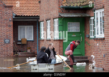 La photo montre les forces de sauvetage sur un bateau en tenant un résident accueil, Hitzacker, Allemagne, vendredi 07 avril 2006. Selon le maire local le niveau d'eau a atteint 7,42 mètres. Photo : Rainer Jensen Banque D'Images