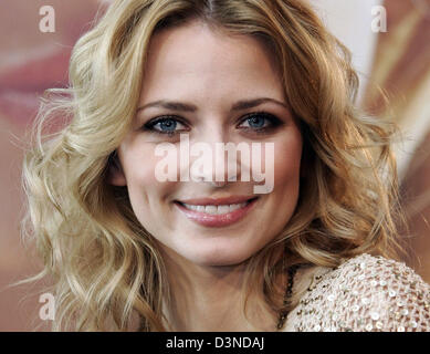 Top modèle allemand Eva Padberg sourit alors qu'elle prend part à une conférence de presse à Hambourg, Allemagne, vendredi, 07 avril 2006. 26 ans Padberg va front page Le nouveau catalogue de société de vente par correspondance Otto dans la prochaine saison estivale. Otto s'est engagé avec un nouveau Padberg top modèle international, qui a récemment joué aussi le rôle de premier plan dans l'entreprise un nouveau spot publicitaire qui w Banque D'Images