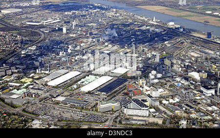 La photo aérienne montre les travaux locaux spacieux BASF à Ludwigshafen, Allemagne, 06 avril 2006. Photo : Ronald Wittek Banque D'Images