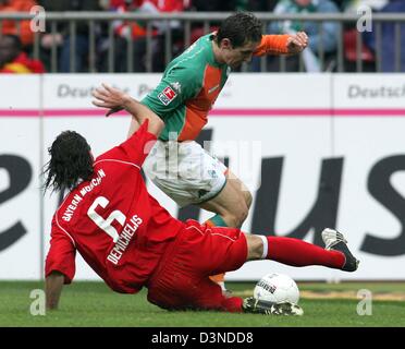 L'EDDV Brême Miroslav Klose pour le bal avec Munich's Martin Demichelis (avant) dans le match de Bundesliga le Werder Brême vs Bayern Munich, sur le stade Weser à Brême, Allemagne, samedi, 08 avril 2006. Photo : Carmen Jaspersen (Attention : DE NOUVELLES CONDITIONS D'EMBARGO ! Le LDF a interdit la publication et l'utilisation des images pendant le jeu y compris la mi-temps en electr Banque D'Images