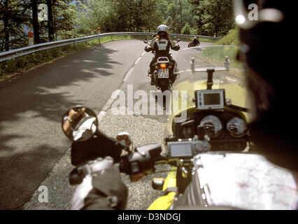 (Afp) - Un groupe de motocyclistes utilise le beau temps pour faire du vélo dans la région de la Forêt Noire, en Allemagne, le 23 mai 2005. Photo : Rolf Schultes Banque D'Images