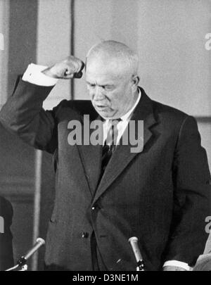 Le premier ministre soviétique Nikita Khrouchtchev en photo au cours d'une conférence de presse au Palais de Chaillot à Paris, le 18 mai 1960. Dans le cas d'autres violations de la frontière par des avions américains, il a annoncé, les avions et leurs bases seraient attaqués. Photo : Otto Noecker Banque D'Images