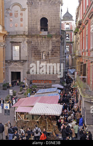 La photo montre le 'Spaccanapoli' à Naples, Italie, le 10 décembre 2005. L'allée est à 3 kilomètres de long et change de nom sur tous les 100 mètres. Il se trouve exactement là où l'ancienne rue principale était et bâtiments de diverses époques feautures telles que l'antiquité, le Moyen-Âge, Renaissance, baroque et rococo. Photo : Lars Halbauer Banque D'Images