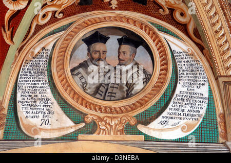 (Afp) - des fichiers La photo montre un détail de la plafond peint dans la bibliothèque du monastère «Monte Oliveto Maggiore' près de Buonconvento, Toscane, Italie, septembre 2005. Jusqu'à aujourd'hui le monastère est le siège social de la Congrégation Bénédictine de l'Olivetans et l'un des monastères les plus visités en Toscane. L 'Abbaye de la grande montagne des Oliviers' est principalement connue pour son f Banque D'Images