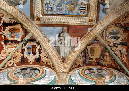 (Afp) - des fichiers La photo montre un détail de la plafond peint dans la bibliothèque du monastère «Monte Oliveto Maggiore' près de Buonconvento, Toscane, Italie, septembre 2005. Jusqu'à aujourd'hui le monastère est le siège social de la Congrégation Bénédictine de l'Olivetans et l'un des monastères les plus visités en Toscane. L 'Abbaye de la grande montagne des Oliviers' est principalement connue pour son f Banque D'Images