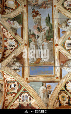 (Afp) - des fichiers La photo montre un détail de la plafond peint dans la bibliothèque du monastère «Monte Oliveto Maggiore' près de Buonconvento, Toscane, Italie, septembre 2005. Jusqu'à aujourd'hui le monastère est le siège social de la Congrégation Bénédictine de l'Olivetans et l'un des monastères les plus visités en Toscane. L 'Abbaye de la grande montagne des Oliviers' est principalement connue pour son f Banque D'Images