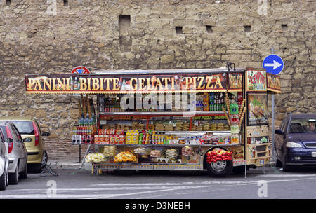 (Afp) - des fichiers Ce vendeur propose des petits pains, des boissons, des glaces et des pizzas dans son rafraîchissement mobile Shop en face de la Cité du Vatican, Rome, 4 novembre 2005. Photo : Lars Halbauer Banque D'Images