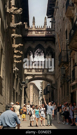 La photo montre une ruelle néo-gothique de gargouilles datant de 1928 connexion du Palau de la Generalitat et la Maison des chanoines sur la Carrer del dans le Barri Gòtic (quartier gothique) qaurter à Barcelone, Espagne, le 20 juin 2002. Photo : Thorsten Lang Banque D'Images