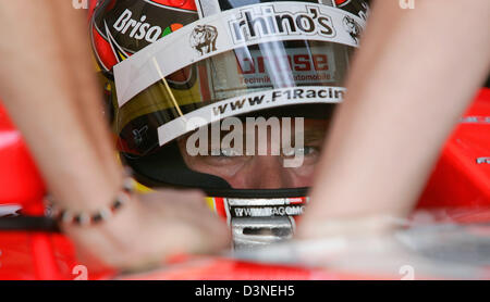 Le pilote de Formule 1 portugais Tiago Monteiro de Midland F1 Team est assis dans sa voiture lors de la deuxième session d'essais à la piste de course de F1 à Imola, Italie, le vendredi 21 avril 2006. Le Grand Prix de Saint-Marin à Imola, aura lieu le dimanche 23 avril 2006. Photo : Gero Breloer Banque D'Images