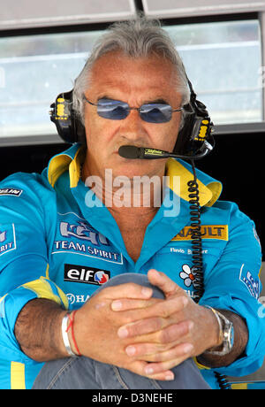 L'italien Flavio Briatore, le team principal de Renault F1 Team, attend que le début de la deuxième session d'essais au champ de courses de F1 à Imola, Italie, le vendredi 21 avril 2006. Le Grand Prix de Saint-Marin à Imola, aura lieu le dimanche 23 avril 2006. Photo : Gero Breloer Banque D'Images