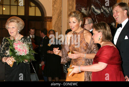 (À partir de la gauche) La Reine Beatrix, la Princesse Maxima, Grandduchesse Maria Teresa et Prince Willem-Alexander sont illustrés lors d'un Statevisit du Luxembourg aux Pays-Bas à la présentation du Luxembourg dans l'Institut royal des tropiques, Amsterdam, Pays-Bas, 25 avril 2006. Photo : Albert Nieboer (Pays-Bas) Banque D'Images