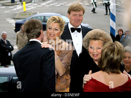 (De gauche), le Grand-Duc Henri, La Princesse Maxima, Reine Prince Willem-Alexander, Beatríx Grandduchesse et Maria Teresa bienvenue avant la présentation du Luxembourg à l'Institut royal des tropiques pendant une Statevisit du Luxembourg aux Pays-Bas, Amsterdam, Pays-Bas, 25 avril 2006. Photo : Albert Nieboer (Pays-Bas) Banque D'Images