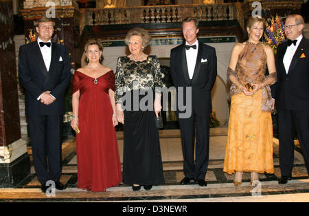 (À PARTIR DE L) le Prince Willem Alexander des Pays-Bas, Grande-Duchesse Maria Teresa, la Reine Beatrix des Pays-Bas, le Grand-Duc Henri de Luxembourg La Princesse Maxima des Pays-Bas et Pieter van Vollenhoven posent pour la présentation du Luxembourg à l'Institut royal des tropiques pendant une visite d'état du Luxembourg aux Pays-Bas, Amsterdam, Pays-Bas, 25 Avril 20 Banque D'Images