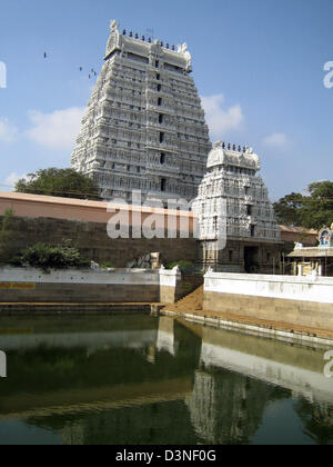 La photo montre le bassin d'eau de Brahma en face de la porte sud tower (gopuram) dans le temple mondial Arunachalesvara au bas de la montagne sacrée Arunachala à Tiruvannamalai, situé dans l'Etat du Tamil Nadu, Inde, 02 mars 2006. L'établissement temple imbriqués est l'un des plus importants sanctuaires de Shiva en Inde du sud de. Il a été construit par les princes de Banque D'Images