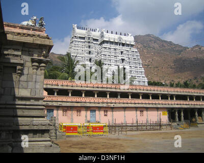 La photo montre la tour-porte de l'Ouest (gopuram) de l'établissement temple Arunachalesvara au bas de la montagne sacrée Arunachala à Tiruvannamalai, situé dans l'Etat du Tamil Nadu, Inde, 02 mars 2006. L'établissement temple imbriqués est l'un des plus importants sanctuaires de Shiva en Inde du sud de. Il a été construit par les souverains de la dynastie Cola (7.-13. siècle) plus de Banque D'Images