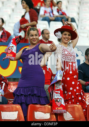 Deux danseurs de flamenco afficher leurs compétences avant l'UEFA-Cup deuxième demi-finale de la jambe-FC Schalke 04 et FC Sevilla, Sevilla, Espagne, le jeudi 27 avril 2006. Photo : Achim Scheidemann Banque D'Images