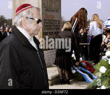 (Dpa) - Paul Spiegel, président du Conseil Central des Juifs en Allemagne, participe à une cérémonie au Mémorial juif commémorant le 60e anniversaire de la libération du camp de concentration de Bergen-Belsen Bergen-Belsen, en Allemagne, 17 avril 2005. Le président de longue date du Conseil des juifs est mort, dimanche 30 avril 2006. Selon le Conseil, Spiegel est décédé tôt Su Banque D'Images