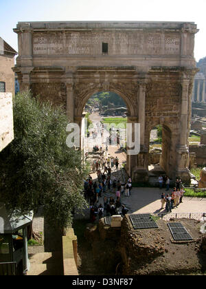 (Dossier) - Les touristes passer l'Arc de triomphe de Septime Sévère à au Forum Romain, Rome, Italie, 27 octobre 2005. Photo : Frank Kleefeldt. Banque D'Images