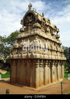 Ganesha Ratha, un temple taillé dans le roc, photographié à Mahabalipuram (Mamallapuram), dans l'état indien du Tamil Nadu, le 4 mars 2006. Les bas-reliefs du temple montrent des scènes de la mythologie Hindoue. L'ancien peuple de la gauche derrière Pallavas temples uniques, des bas-reliefs et des grottes taillées dans la roche solide. Photo : Beate Schleep Banque D'Images