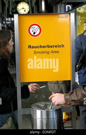 La photo montre une zone fumeurs à la gare centrale de Mayence, Allemagne, 27 février 2006. Fumer sur les chemins de fer allemands mations n'est autorisé que dans les zones spéciales. Photo : Heiko Wolfraum Banque D'Images