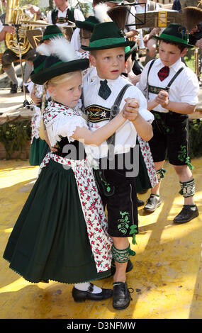 Une fille et un garçon porter costume traditionnel dans le chutzenverein» (Association de tir) Ramsau en Haute-bavière, Allemagne, le lundi 01 mai 2006. Ils prennent part à la danse traditionnelle dans la cérémonie peut' dans leur Schutzenverein local, un établissement social similaire à celle d'un country club. Photo : Ursula Dueren Banque D'Images