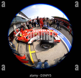 L'Allemand Michael Schumacher pilote de Formule 1 de la Scuderia Ferrari F1 Team oriente sa voiture pour la première session de formation du Grand Prix d'Europe à la piste de course de Nürburgring Nuerburg, Allemagne, vendredi, 05 mai 2006. Photo : Jens Buettner Banque D'Images