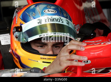 Formule Un pilote d'essai allemand Adrian Sutil de Midland F1 Racing team est assis dans sa voiture dans la fosse pendant la première session de la pratique 2006 Grand Prix de Formule 1 l'Europe à la piste de course de Nürburgring Nuerburg, Allemagne, vendredi, 05 mai 2006. Photo : Roland Weihrauch Banque D'Images