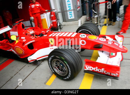 L'Allemand Michael Schumacher pilote de Formule 1 de la Scuderia Ferrari F1 Team oriente sa race car la zone jusqu'au cours de la deuxième session d'essais au Grand Prix de Formule 1 2006 de l'Europe à la piste de course de Nürburgring Nuerburg, Allemagne, vendredi, 05 mai 2006. Michael Schumacher a inscrit le 3e meilleur temps. Photo : Jens Buettner Banque D'Images