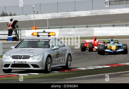 Pilote de Formule 1 espagnol Fernando Alonso (R) et l'Allemand Michael Schumacher derrière la voiture de sécurité après le début du Grand Prix sur le circuit de Nürburgring Nuerburg, près de l'Allemagne, dimanche 07 mai 2006. Photo : Rainer Jensen  + + +(c) afp - Bildfunk + + + Banque D'Images