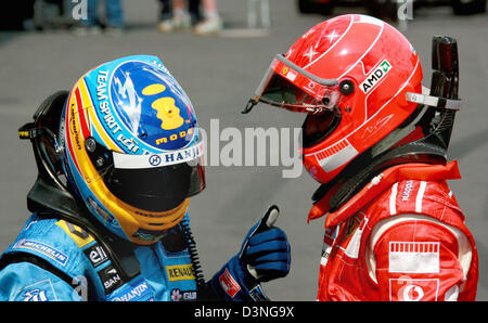 L'allemand pilote de Formule 1 Michael Schumacher (R) de la Scuderia Ferrari et le pilote de Formule 1 espagnol Fernando Alonso de Renault F1 Team célébrer après le Grand Prix d'Europe au circuit Nürburgring Nuerburg, près de l'Allemagne, dimanche 07 mai 2006. Photo : Jens Buettner Banque D'Images