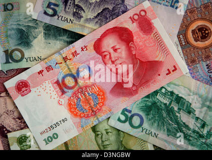 La photo montre la monnaie chinoise Renminbi avec un portrait de l'ancien leader de la révolution chinoise et chef de l'état Mao Tse Tung, Francfort, Allemagne, 25 avril 2006. Un Yuan 100 remarque se trouve au sommet d'autres billets. Le nom officiel de la monnaie chinoise est le Renminbi (RMB et abréviation internationale CNY). Les unités de la monnaie sont des Yuan, Jiao et Fen. Un Yuan est dix Jiao et Banque D'Images