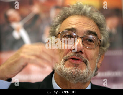 Tenor Placido Domingo parle lors d'une conférence de presse à Munich, Allemagne, le mardi, 9 mai 2006. Le célèbre ténor va effectuer avec d'autres musiciens lors d'un concert en plein air dans le stade olympique de Munich le 6 juin dernier, trois jours avant le lancement de la Coupe du Monde de la FIFA 2006. Photo : Frank Leonhardt Banque D'Images