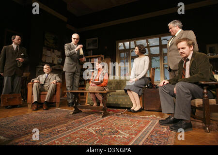 l-r : Will Keen (Derek Meadle), Rowan Atkinson (St. John Quartermaine), Malcolm Sinclair (Eddie Loomis), Felicity Montagu (Melanie Garth), Louise Ford (Anita Manchip), Conleth Hill (Henry Windscape), Matthew Cottle (Mark Sackling) aux TERMES de QUARTERMAINE par Simon Gray au Wyndham's Theatre, Londres WC2 en 2013 design: Tim Hatley Lighting: David Howe: Directeur Banque D'Images