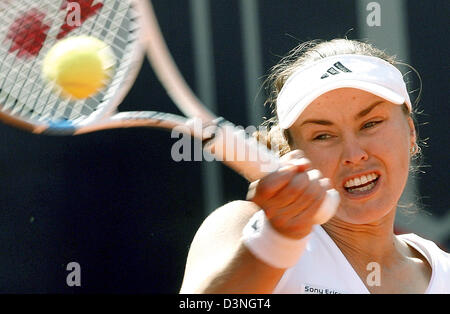 Pro Swiss tennis Martina Hingis sert pendant le jeu vs allemande Julia Schruff au German Open à Berlin, Allemagne, mercredi, 10 mai 2006. Hingins remporte le match 6-4 et 6-3. Photo : Wolfgang Kumm Banque D'Images